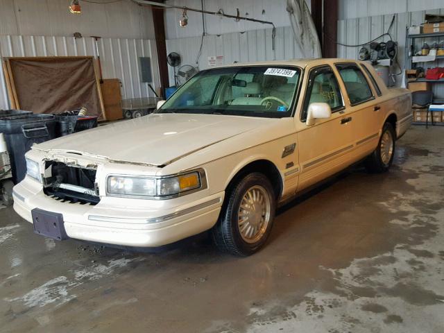 1LNLM83W4SY632791 - 1995 LINCOLN TOWN CAR C WHITE photo 2