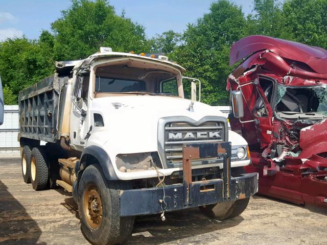 1M2AG11C35M037182 - 2005 MACK 700 CV700 WHITE photo 1