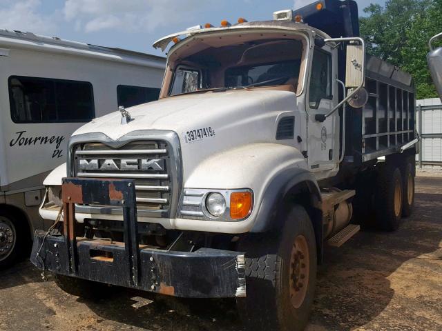 1M2AG11C35M037182 - 2005 MACK 700 CV700 WHITE photo 2