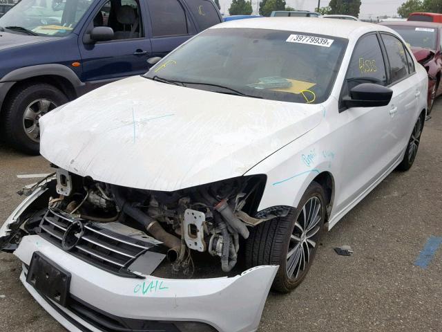 3VWD17AJ2GM328409 - 2016 VOLKSWAGEN JETTA SPOR WHITE photo 2