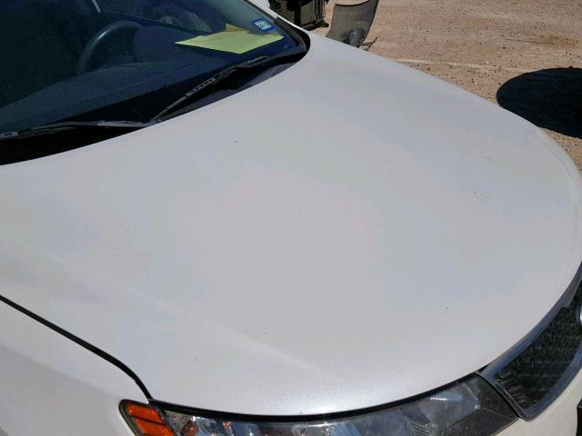 KNAFU4A22B5415846 - 2011 KIA FORTE EX WHITE photo 9