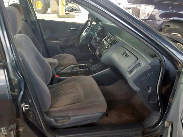 1HGCF8647WA143858 - 1998 HONDA ACCORD DX BLACK photo 5