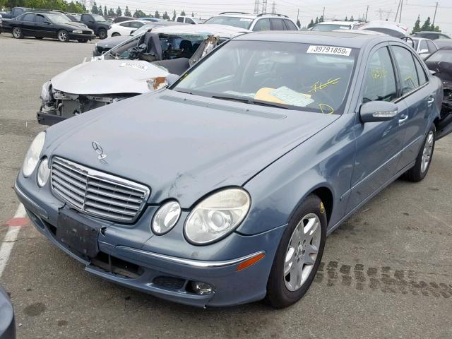 WDBUF65J54A527700 - 2004 MERCEDES-BENZ E 320 BLUE photo 2