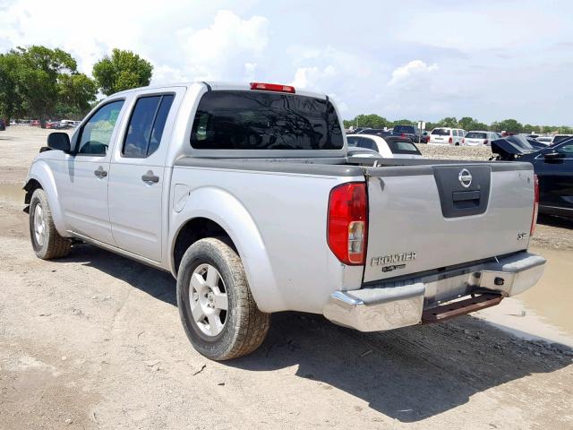 1N6AD07U18C449406 - 2008 NISSAN FRONTIER C SILVER photo 3