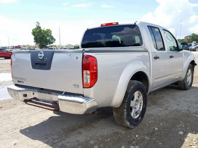 1N6AD07U18C449406 - 2008 NISSAN FRONTIER C SILVER photo 4