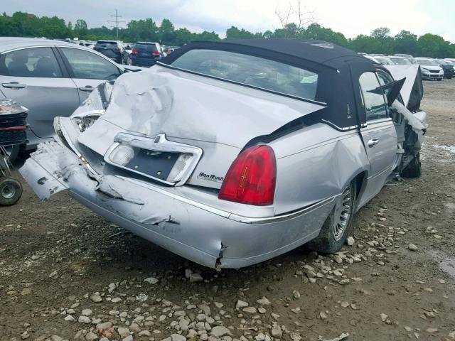 1LNHM83W9XY664603 - 1999 LINCOLN TOWN CAR C SILVER photo 4