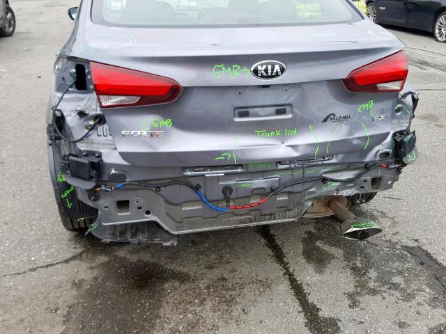 3KPFL4A82JE241743 - 2018 KIA FORTE EX GRAY photo 9