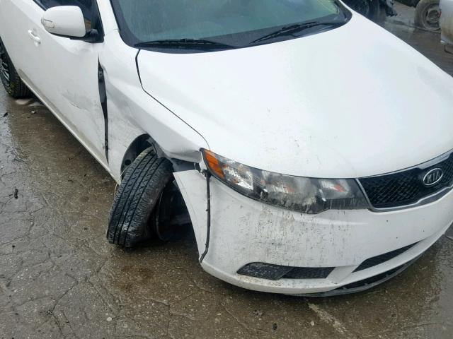 KNAFU4A26A5104256 - 2010 KIA FORTE EX WHITE photo 9