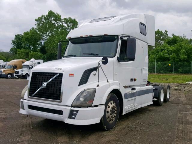 4V4NC9GH46N400883 - 2006 VOLVO VN VNL WHITE photo 2