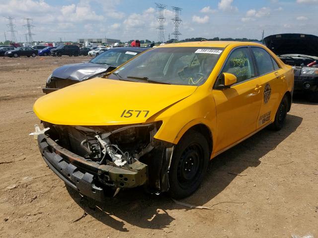 4T1BD1FKXEU112635 - 2014 TOYOTA CAMRY HYBR YELLOW photo 2