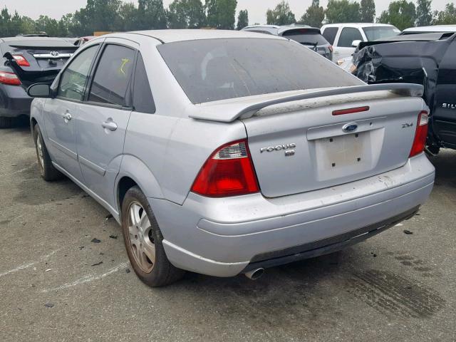 1FAHP38Z56W185693 - 2006 FORD FOCUS ZX4 SILVER photo 3