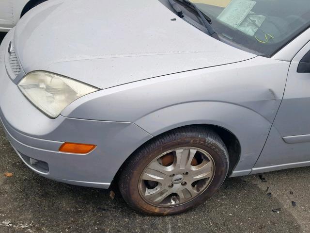 1FAHP38Z56W185693 - 2006 FORD FOCUS ZX4 SILVER photo 9