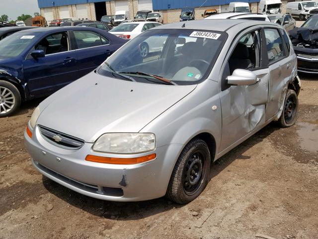 KL1TD62625B360315 - 2005 CHEVROLET AVEO BASE Gümüş foto 2
