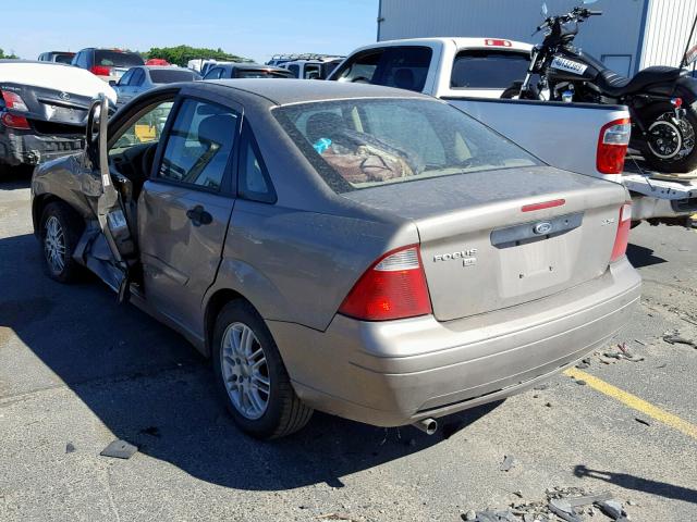 1FAFP34N65W244825 - 2005 FORD FOCUS ZX4 BEIGE photo 3