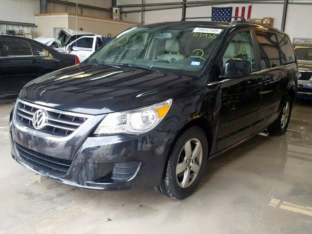 2V4RW3DG4BR717935 - 2011 VOLKSWAGEN ROUTAN SE BLACK photo 2