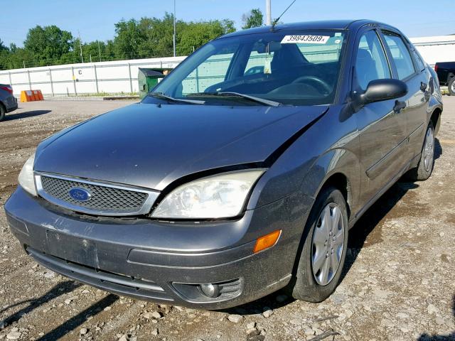 1FAFP34N86W172298 - 2006 FORD FOCUS ZX4 GRAY photo 2