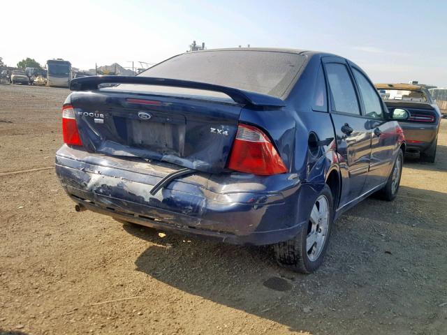 1FAFP34N45W155996 - 2005 FORD FOCUS ZX4 BLUE photo 4