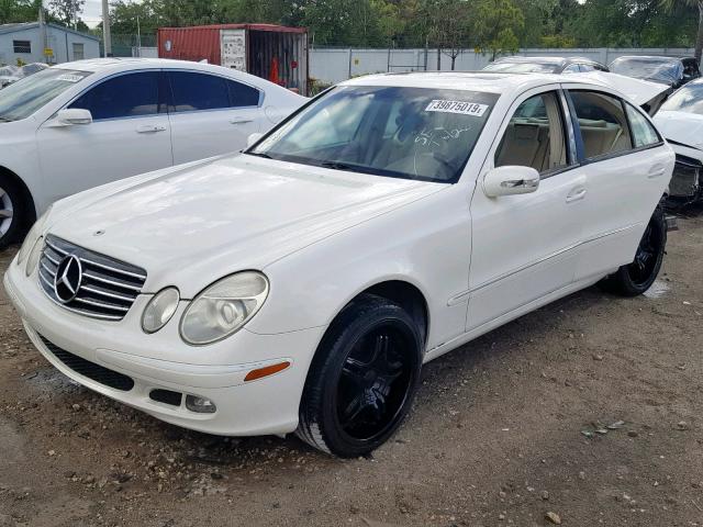 WDBUF65J75A688468 - 2005 MERCEDES-BENZ E 320 WHITE photo 2