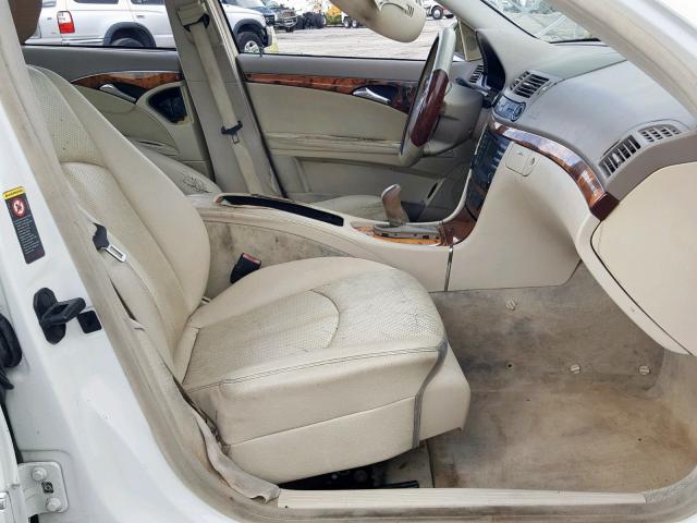 WDBUF65J75A688468 - 2005 MERCEDES-BENZ E 320 WHITE photo 5