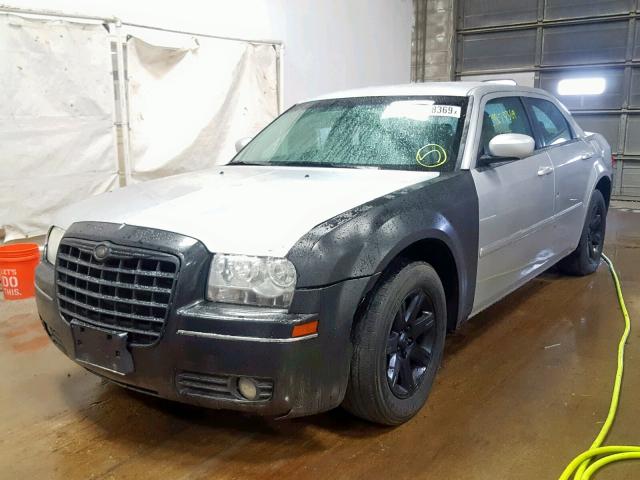 2C3JA53G55H693906 - 2005 CHRYSLER 300 TOURIN SILVER photo 2