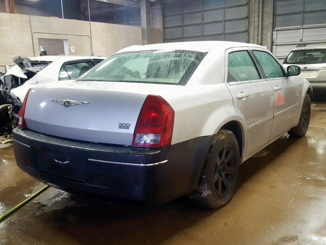 2C3JA53G55H693906 - 2005 CHRYSLER 300 TOURIN SILVER photo 4