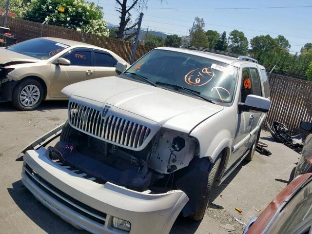 5LMFU27515LJ18018 - 2005 LINCOLN NAVIGATOR WHITE photo 2