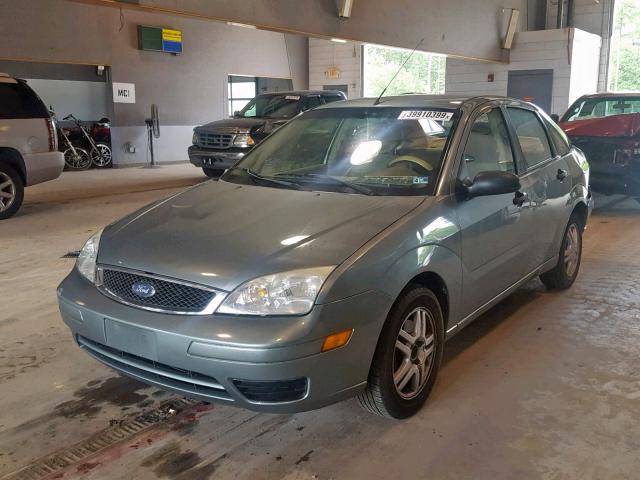 1FAHP34N66W153936 - 2006 FORD FOCUS ZX4 GRAY photo 2