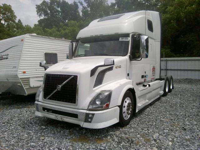 4V4NC9EH7DN564743 - 2013 VOLVO VN VNL WHITE photo 2