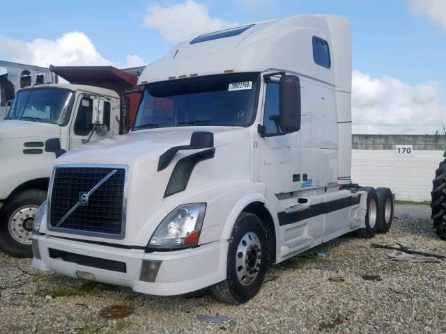 4V4NC9TJ15N370667 - 2005 VOLVO VN VNL WHITE photo 2