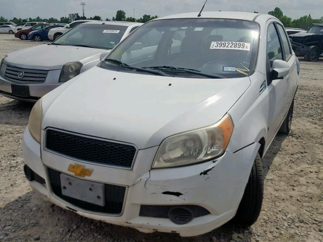 KL1TD66E09B671474 - 2009 CHEVROLET AVEO LS WHITE photo 2