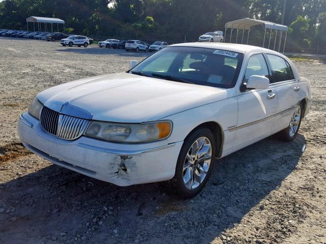 1LNHM81W3YY878152 - 2000 LINCOLN TOWN CAR WHITE photo 2