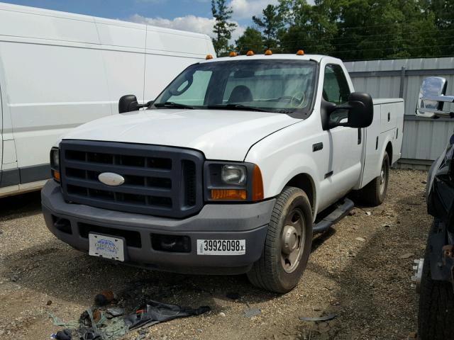 1FDSF34P15EB44677 - 2005 FORD F350 SRW S WHITE photo 2