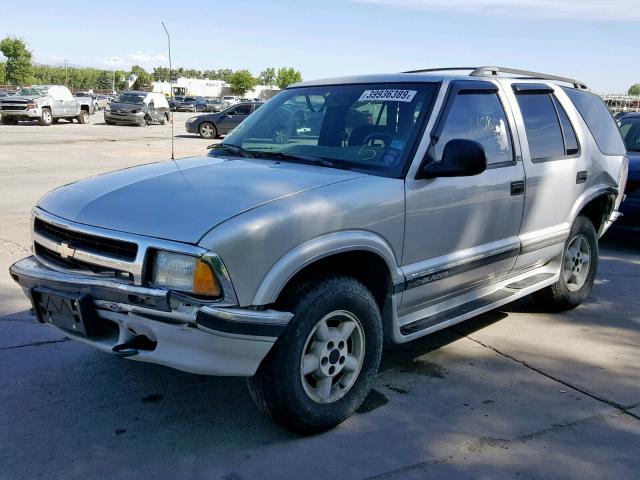 1GNDT13W2V2157319 - 1997 CHEVROLET BLAZER SILVER photo 2