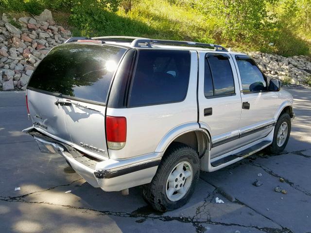 1GNDT13W2V2157319 - 1997 CHEVROLET BLAZER SILVER photo 4