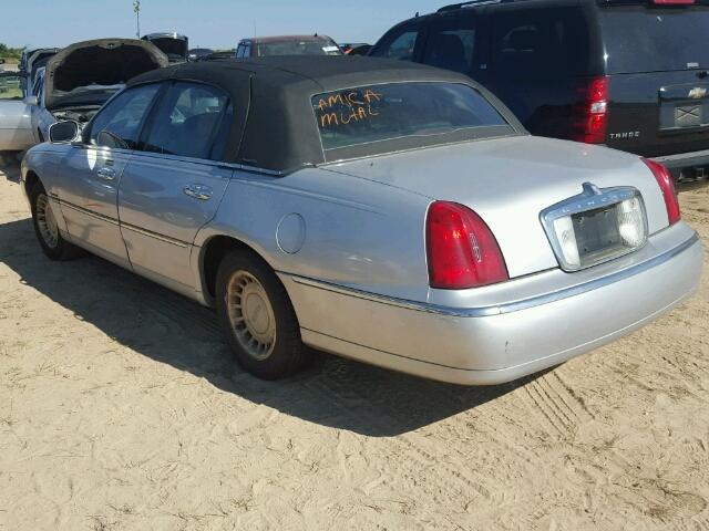 1LNHM81W1YY871068 - 2000 LINCOLN TOWN CAR E GRAY photo 3