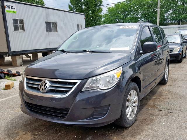 2C4RVABGXCR355065 - 2012 VOLKSWAGEN ROUTAN SE GRAY photo 2