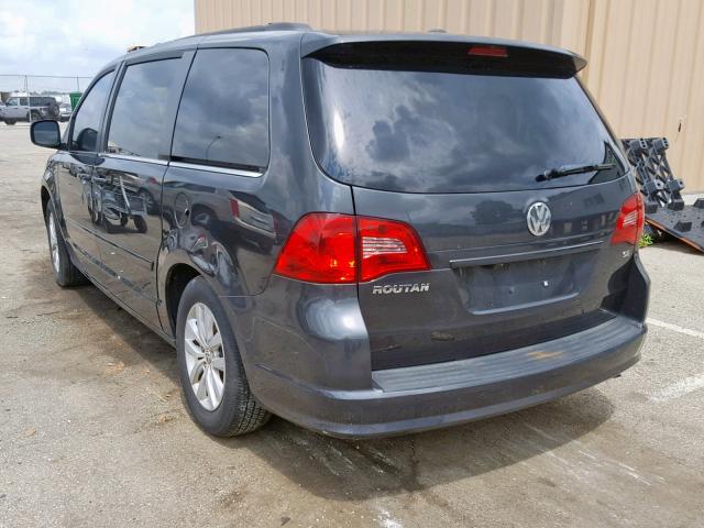 2C4RVABGXCR355065 - 2012 VOLKSWAGEN ROUTAN SE GRAY photo 3