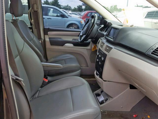 2C4RVABGXCR355065 - 2012 VOLKSWAGEN ROUTAN SE GRAY photo 5