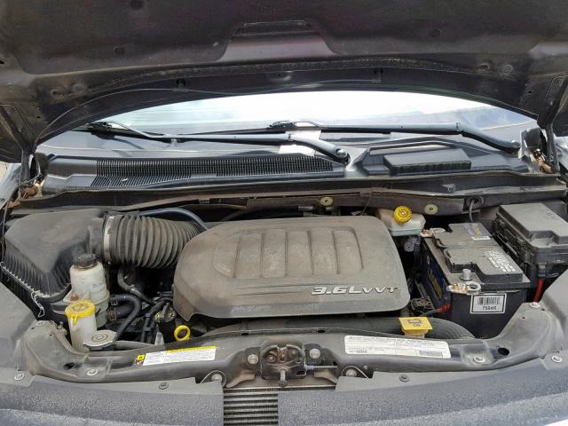 2C4RVABGXCR355065 - 2012 VOLKSWAGEN ROUTAN SE GRAY photo 7