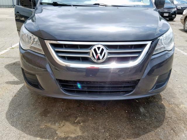 2C4RVABGXCR355065 - 2012 VOLKSWAGEN ROUTAN SE GRAY photo 9