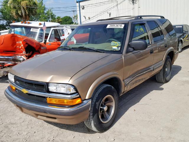 1GNCS13W1Y2183705 - 2000 CHEVROLET BLAZER GOLD photo 2