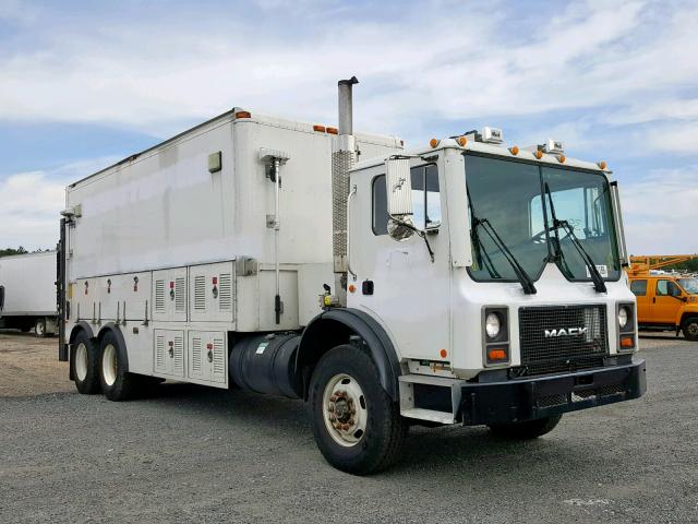 1M2K189C26M032012 - 2006 MACK 600 MR600 WHITE photo 1