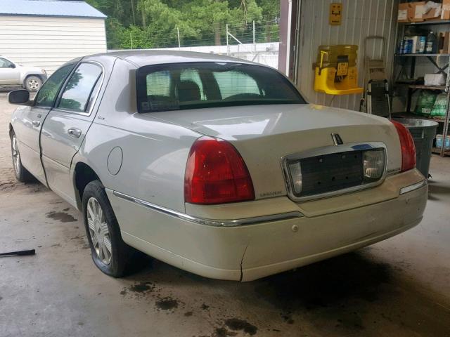 1LNHM83W24Y686924 - 2004 LINCOLN TOWN CAR U WHITE photo 3