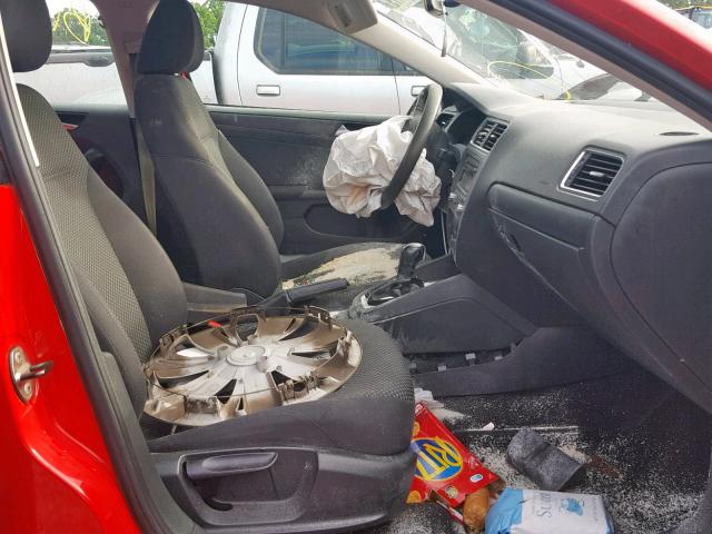 3VW2K7AJ9CM395636 - 2012 VOLKSWAGEN JETTA BASE RED photo 5