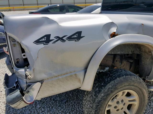 1D7HG38N14S764228 - 2004 DODGE DAKOTA QUA SILVER photo 9