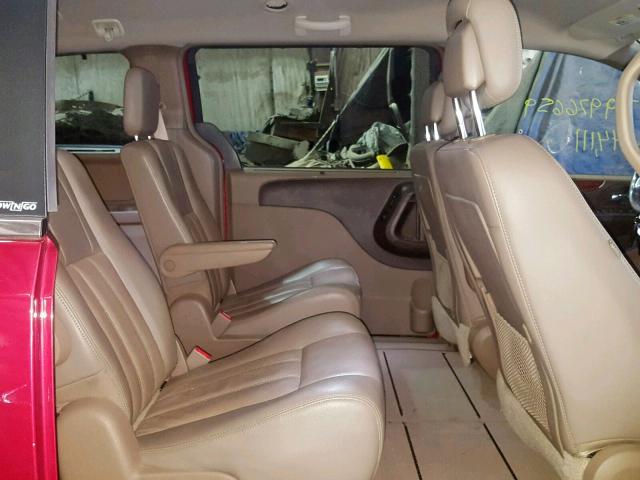 2A4RR8DG4BR749695 - 2011 CHRYSLER TOWN & COU RED photo 6