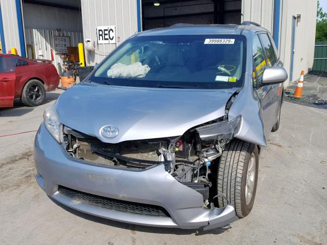 5TDKK3DC8DS330075 - 2013 TOYOTA SIENNA LE SILVER photo 2