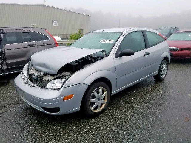 3FAFP31N25R156989 - 2005 FORD FOCUS ZX3 SILVER photo 2