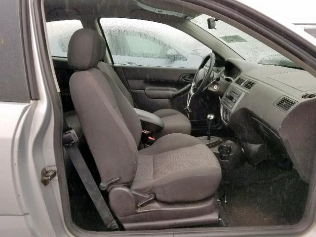 3FAFP31N25R156989 - 2005 FORD FOCUS ZX3 SILVER photo 5