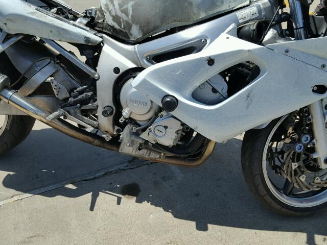 JYARJ04E22A022844 - 2002 YAMAHA YZFR6 L WHITE photo 7